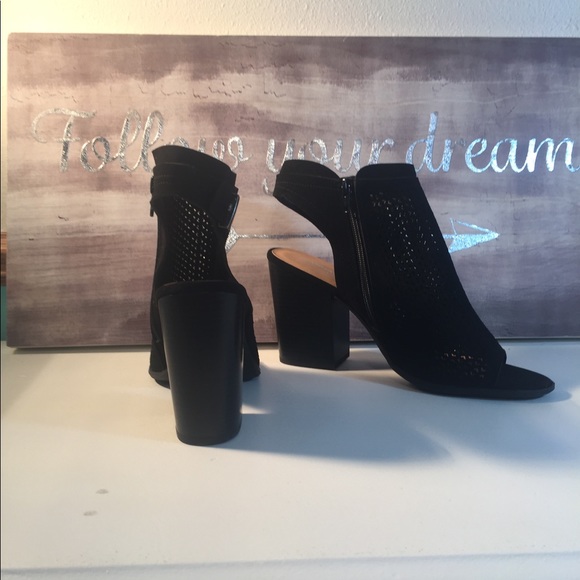 Manhattan Collection Black Sling Peep Toe Size 10 - Picture 8 of 8